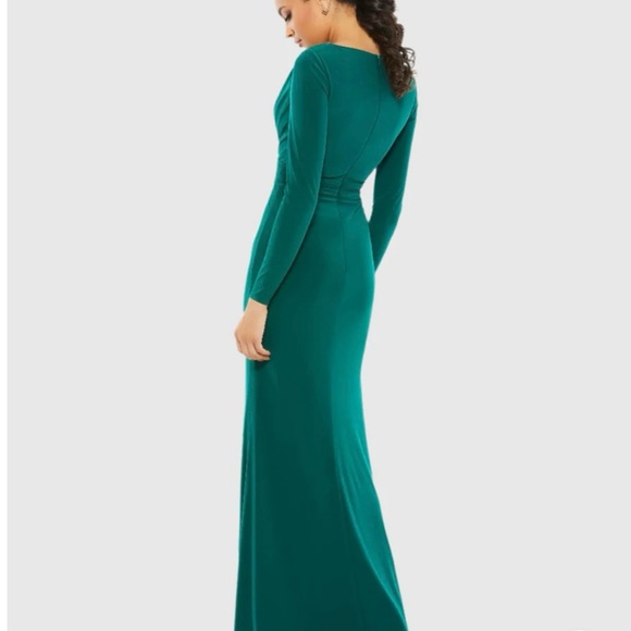 NWOT Mac Duggal size 6 emerald green long sleeve v-neck gown - Picture 3 of 13